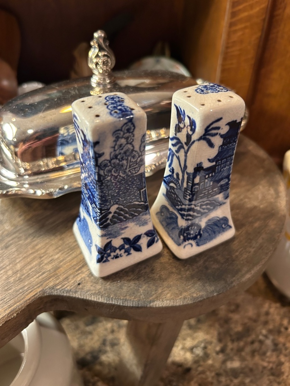 Vintage Chinoiserie House of Blue Willow Salt and Pepper Shakers - Picture 3 of 6